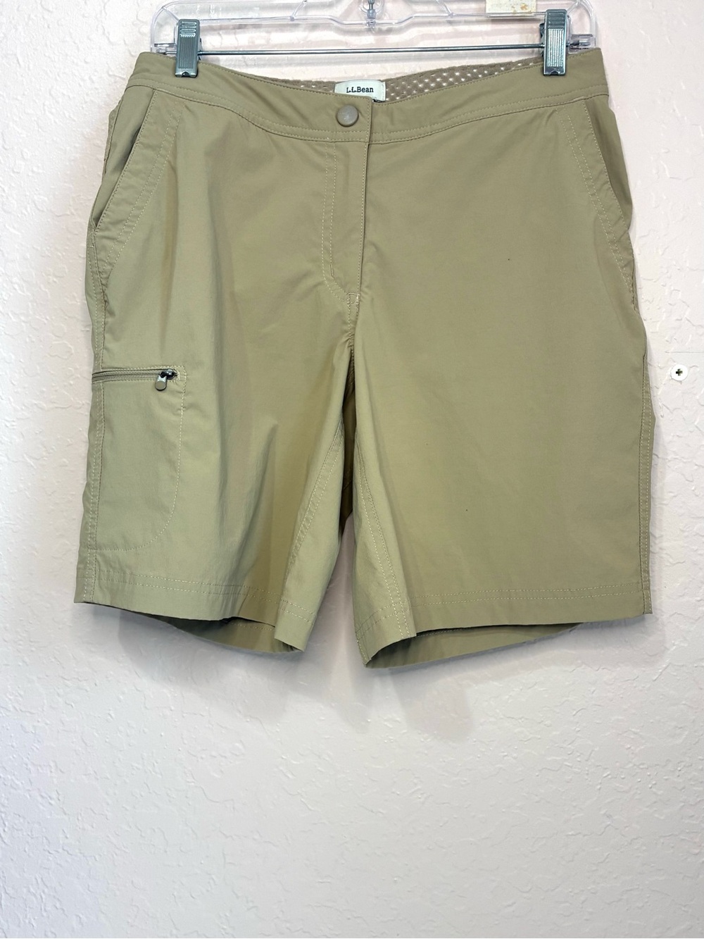 L.L. Bean Hiking Cargo Shorts Womens 8 Tan Zip Close Pockets Performance Comfort
